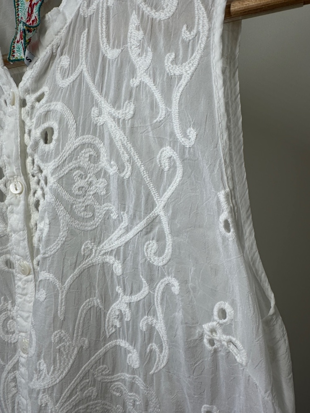 Johnny Was White Wirey Vine Georgette Sleeveless Embroidered Button-Front tunic - Picture 6 of 8